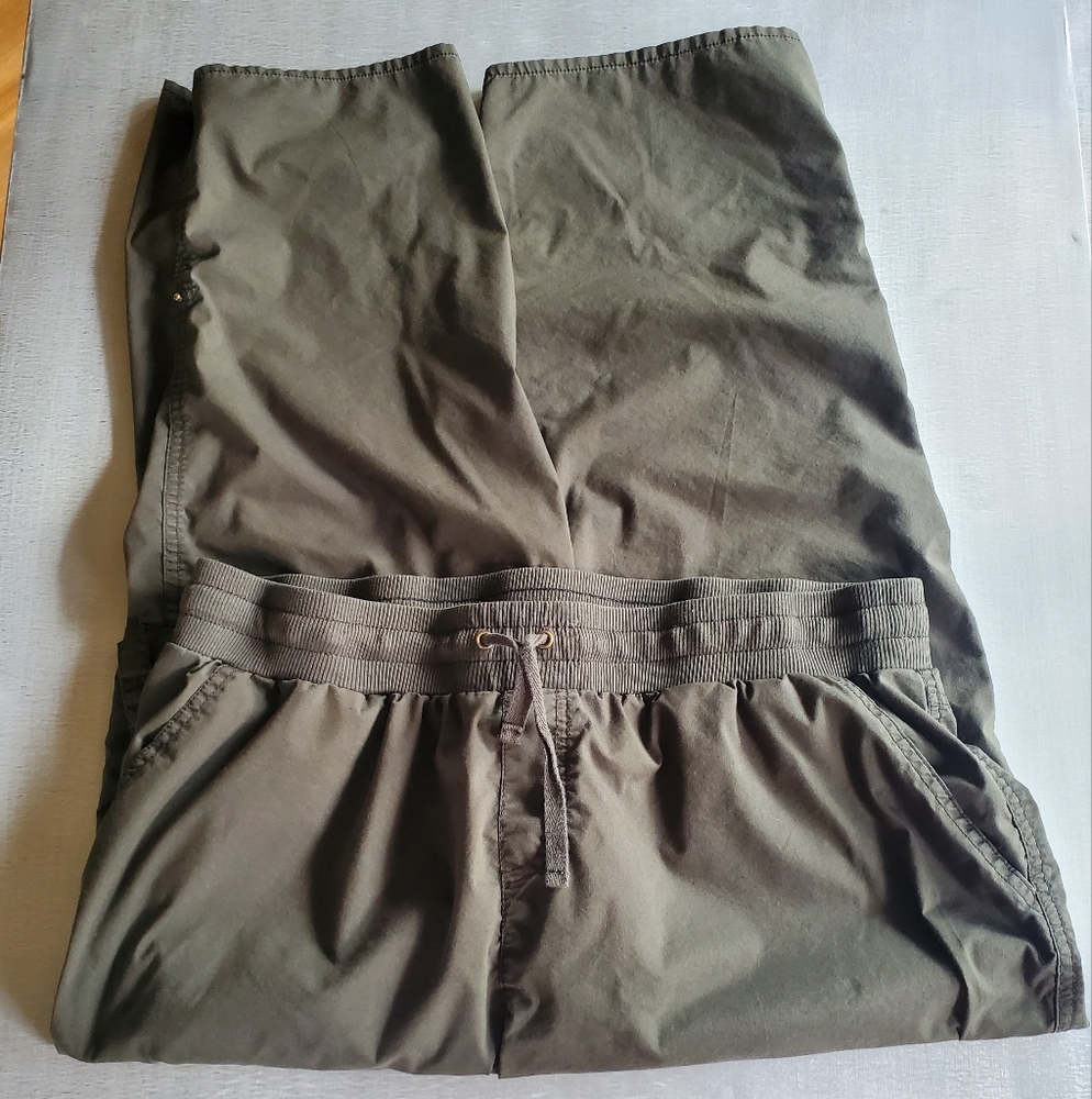 Women's Olive Green Cargo Capris - Picture 4 of 6